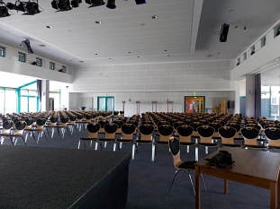 Hammesaal Bestuhlung mit Mittelgang