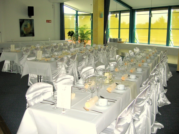 Hammesaal Dekorationsbeispiel Hochzeit in den Farben weiß-creme
