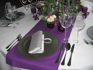 Hochzeitstisch Dekorationsbeispiel in den Farben grau-lila Hochzeitstisch Dekorationsbeispiel in den Farben grau-lila © Hamme Forum